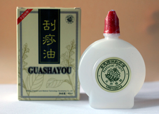Bij de behandeling wordt een speciale guasha olie op de huid aan gebracht.
